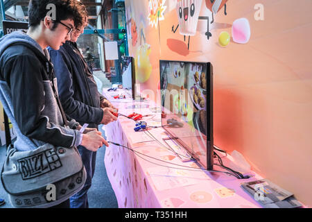 London, UK, 6. April 2019. Gamers play" Candy Bash' in einer der Lounges bei 'Rezzed gaming gaming Event bei Tabak Dock, Teil von London Spiel Festiva. London Spiele Festival umfasst Veranstaltungen an Tabak Dock, Trafalgar Square und Somerset House. Stockfoto