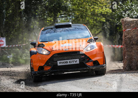 Strabane, Nordirland. 6 Apr, 2019. McGrady Versicherung Nordirland Rally Championship, Runde 3; Sean Devine und Sean Ferris (Ford Fiesta) nehmen Sie Platz 7 Insgesamt Quelle: Aktion plus Sport/Alamy leben Nachrichten Stockfoto