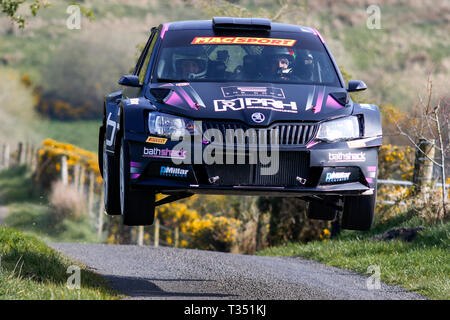 Strabane, Nordirland. 6 Apr, 2019. McGrady Versicherung Nordirland Rally Championship, Runde 3; Desi Henry und Liam Moynihan (Skoda Fabia R5) fliegen zum Sieg Quelle: Aktion plus Sport/Alamy leben Nachrichten Stockfoto