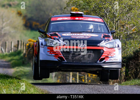 Strabane, Nordirland. 6 Apr, 2019. McGrady Versicherung Nordirland Rally Championship, Runde 3; Alan Carmichael und Ivor Lamont (Hyundai R5) Ende in den 8. Platz insgesamt Quelle: Aktion plus Sport/Alamy leben Nachrichten Stockfoto