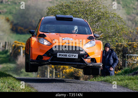 Strabane, Nordirland. 6 Apr, 2019. McGrady Versicherung Nordirland Rally Championship, Runde 3; Sean Devine und Sean Ferris (Ford Fiesta) nehmen Sie Platz 7 Insgesamt Quelle: Aktion plus Sport/Alamy leben Nachrichten Stockfoto