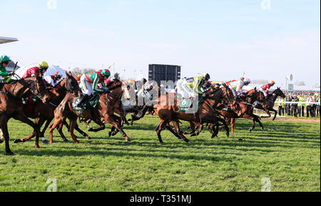 Aintree Rennbahn Aintree, UK. 6 Apr, 2019. Die 2019 Grand National horse racing Festival, Tag 3; Sie werden Weg für den Start der Randox Gesundheit Grand National Handicap Chase Credit: Aktion plus Sport/Alamy leben Nachrichten Stockfoto