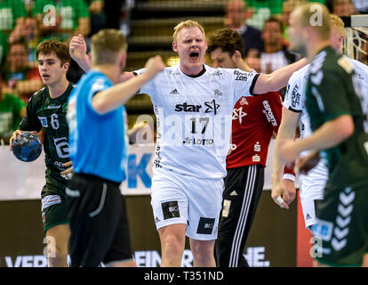 Hamburg, Deutschland. 06 Apr, 2019. Handball: DHB-Pokal, THW Kiel - Füchse Berlin, Hauptrunde, Final Four, Halbfinale. Kiels Patrick Wiencek Prost auf die Fans. Quelle: Axel Heimken/dpa/Alamy leben Nachrichten Stockfoto