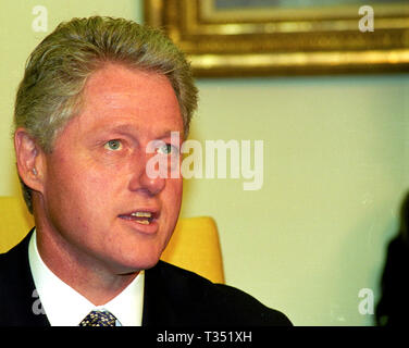 Präsidenten der Vereinigten Staaten Bill Clinton trifft mit Reportern im Oval Office des Weißen Hauses in Washington, DC, der Situation im Irak nach den beiden Streiks von US-Marschflugkörpern gegen irakische militärische Ziele Am 4. September 1996 diskutieren. Der Präsident kündigte die Angriffe erfolgreich waren und sagte, dass irakische Führer Saddam Hussein' weiß, gibt es einen Preis für den Schritt über die Linie zu gezahlt." Quelle: Ron Sachs/CNP | Verwendung weltweit Stockfoto