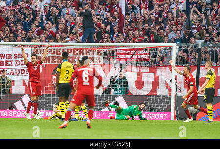 München, Deutschland. 06 Apr, 2019. Javi Martinez, FCB 8 Kerben, schießt Ziel für 3-0, Roman BÜRKI, 1 Torhüter BVB, Mats HUMMELS, FCB 5 Thomas Müller, Müller, FCB 25 FC BAYERN MÜNCHEN - Borussia Dortmund - DFL-Bestimmungen verbieten die Verwendung feiern von Fotografien als BILDSEQUENZEN und/oder quasi-VIDEO - 1. Deutsche Fussball Liga, München, 06.April 2019 Saison 2018/2019, Spieltag 28, FCB, München, BVB Credit: Peter Schatz/Alamy leben Nachrichten Stockfoto