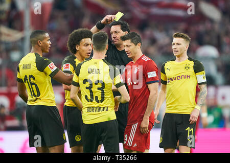 München, Deutschland. 06 Apr, 2019. Schiedsrichter Manuel GRÄFE zeigt die Gelb-rote Karte für Robert Lewandowski, FCB 9 Axel WITSEL, BVB 28 Pfeifen, Gesten, zeigt, ansehen, die individuelle Handlung, Marco Reus, BVB 11 Julian WEIGL, BVB 33 Manuel AKANJI, BVB 16 FC BAYERN MÜNCHEN - Borussia Dortmund - DFL-Bestimmungen verbieten die Verwendung von Fotografien als BILDSEQUENZEN und/oder quasi-VIDEO - 1. Deutsche Fussball Liga, München, 06.April 2019 Saison 2018/2019, Spieltag 28, FCB, München, BVB Credit: Peter Schatz/Alamy leben Nachrichten Stockfoto