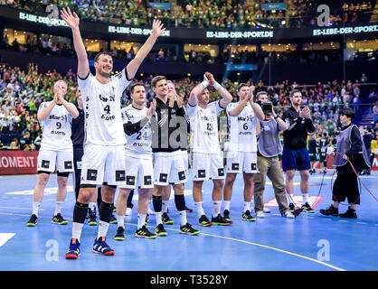 Hamburg, Deutschland. 06 Apr, 2019. Handball: DHB-Pokal, THW Kiel - Füchse Berlin, Hauptrunde, Final Four, Halbfinale. Die Kieler Spieler feiern Ihren Eintrag in die Endrunde. Quelle: Axel Heimken/dpa/Alamy leben Nachrichten Stockfoto