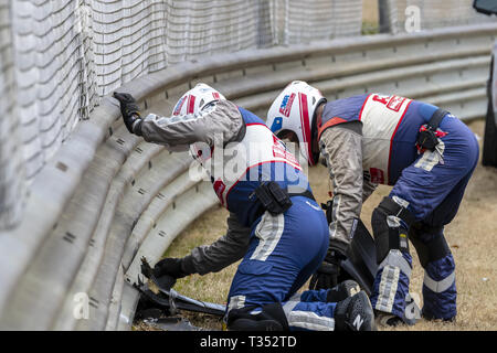 Birmingham, Alabama, USA. 6 Apr, 2019. Die AMR-Safety Crew arbeiten an der Unfallstelle durch MARCUS ERICSSON (R) (7) von Schweden als er bringt eine Vorsicht während der Praxis für das Honda Indy Grand Prix von Alabama in Barber Motorsports Park in Birmingham, Alabama. (Bild: © Walter G Arce Sr Asp Inc/ASP) Stockfoto