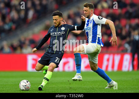 LONDON, ENGLAND 6. April Brighton Mittelfeldspieler Dale Stephens macht Druck auf Manchester City Mittelfeldspieler David Silva während der FA-Cup Halbfinale zwischen Brighton und Hove Albion und Manchester City im Wembley Stadion, London am Samstag, den 6. April 2019. (Credit: Jon Bromley | MI Nachrichten) nur die redaktionelle Nutzung, eine Lizenz für die gewerbliche Nutzung erforderlich. Keine Verwendung in Wetten, Spiele oder einer einzelnen Verein/Liga/player Publikationen. Foto darf nur für Zeitung und/oder Zeitschrift redaktionelle Zwecke verwendet werden. Credit: MI Nachrichten & Sport/Alamy leben Nachrichten Stockfoto