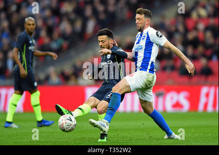 LONDON, ENGLAND 6. April Brighton Mittelfeldspieler Dale Stephens Bausteine einen Pass von Manchester City Mittelfeldspieler David Silva während der FA-Cup Halbfinale zwischen Brighton und Hove Albion und Manchester City im Wembley Stadion, London am Samstag, den 6. April 2019. (Credit: Jon Bromley | MI Nachrichten) nur die redaktionelle Nutzung, eine Lizenz für die gewerbliche Nutzung erforderlich. Keine Verwendung in Wetten, Spiele oder einer einzelnen Verein/Liga/player Publikationen. Foto darf nur für Zeitung und/oder Zeitschrift redaktionelle Zwecke verwendet werden. Credit: MI Nachrichten & Sport/Alamy leben Nachrichten Stockfoto