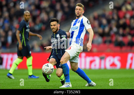 LONDON, ENGLAND 6. April Brighton Mittelfeldspieler Dale Stephens versucht einen Pass von Manchester City Mittelfeldspieler David Silva während der FA-Cup Halbfinale zwischen Brighton und Hove Albion und Manchester City im Wembley Stadion, London am Samstag zu Block 6. April 2019. (Credit: Jon Bromley | MI Nachrichten) nur die redaktionelle Nutzung, eine Lizenz für die gewerbliche Nutzung erforderlich. Keine Verwendung in Wetten, Spiele oder einer einzelnen Verein/Liga/player Publikationen. Foto darf nur für Zeitung und/oder Zeitschrift redaktionelle Zwecke verwendet werden. Credit: MI Nachrichten & Sport/Alamy leben Nachrichten Stockfoto