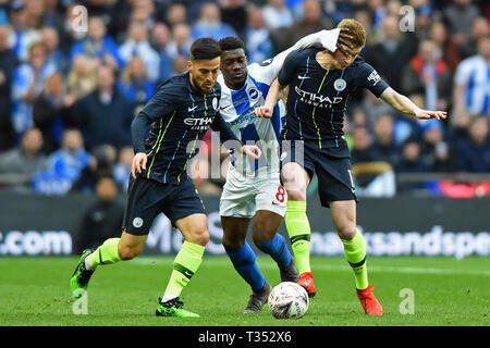 LONDON, ENGLAND 6. April Brighton Mittelfeldspieler Yves Bissouma erhält seine Hände auf Manchester City Mittelfeldspieler Kevin De Bruyne während der FA-Cup Halbfinale zwischen Brighton und Hove Albion und Manchester City im Wembley Stadion, London am Samstag, den 6. April 2019. (Credit: Jon Bromley | MI Nachrichten) nur die redaktionelle Nutzung, eine Lizenz für die gewerbliche Nutzung erforderlich. Keine Verwendung in Wetten, Spiele oder einer einzelnen Verein/Liga/player Publikationen. Foto darf nur für Zeitung und/oder Zeitschrift redaktionelle Zwecke verwendet werden. Credit: MI Nachrichten & Sport/Alamy leben Nachrichten Stockfoto