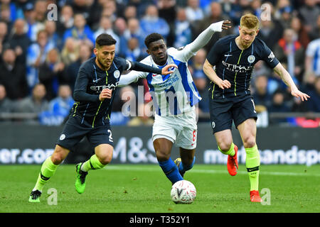 LONDON, ENGLAND 6. April Brighton Mittelfeldspieler Yves Bissouma ist von Mensch Stadt Verteidiger während der FA-Cup Halbfinale zwischen Brighton und Hove Albion und Manchester City im Wembley Stadion, London gepressten am Samstag, den 6. April 2019. (Credit: Jon Bromley | MI Nachrichten) nur die redaktionelle Nutzung, eine Lizenz für die gewerbliche Nutzung erforderlich. Keine Verwendung in Wetten, Spiele oder einer einzelnen Verein/Liga/player Publikationen. Foto darf nur für Zeitung und/oder Zeitschrift redaktionelle Zwecke verwendet werden. Credit: MI Nachrichten & Sport/Alamy leben Nachrichten Stockfoto