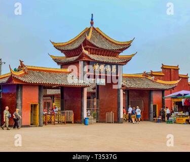 Fengdu Gemeinde Grafschaft, Chongqing, China. 22 Okt, 2006. Ein bunter Torbogen grüßt Besucher auf alten Geisterstadt Fengdu auf Mingshan Berg. Ein Komplex von Schreinen und Tempeln auf das Leben nach dem Tod gewidmet, Ghost City zieht viele Touristen an. Credit: Arnold Drapkin/ZUMA Draht/Alamy leben Nachrichten Stockfoto