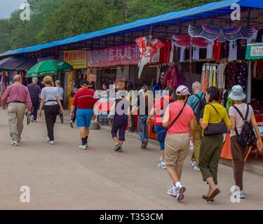 Fengdu Gemeinde Grafschaft, Chongqing, China. 22 Okt, 2006. Besucher Pass touristische Geschäfte auf dem Weg zum antiken Geisterstadt Fengdu auf Mingshan Berg. Ein Komplex von Schreinen und Tempeln auf das Leben nach dem Tod gewidmet, Ghost City zieht viele Touristen an. Credit: Arnold Drapkin/ZUMA Draht/Alamy leben Nachrichten Stockfoto