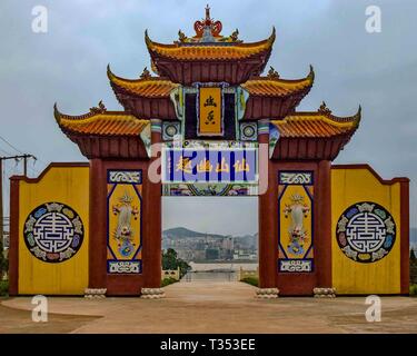 Fengdu Gemeinde Grafschaft, Chongqing, China. 22 Okt, 2006. Ein bunter Torbogen grüßt Besucher auf alten Geisterstadt Fengdu auf Mingshan Berg. Ein Komplex von Schreinen und Tempeln auf das Leben nach dem Tod gewidmet, Ghost City zieht viele Touristen an. Credit: Arnold Drapkin/ZUMA Draht/Alamy leben Nachrichten Stockfoto