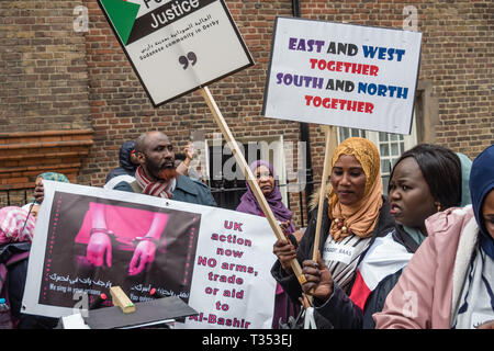 London, Großbritannien. 6. April 2019. Tausende von sudanesischen Treffen außerhalb ihrer Botschaft auf der 34. Jahrestag des 6. April Revolution im Sudan umkehrte, Diktator Jaafar Nimeiri im Jahr 1985 die revolutionäre Bewegung im Sudan zu unterstützen, die für 17 Wochen fordern Freiheit, Frieden und Gerechtigkeit protestiert. Die friedlichen Proteste wurden mit extremer Gewalt mit über 70 Demonstranten getötet und tausende verletzt. Credit: Peter Marschall/Alamy leben Nachrichten Stockfoto