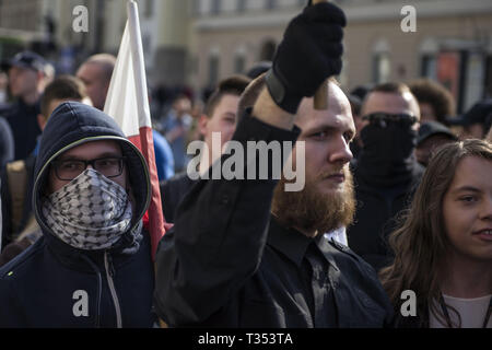 Warszawa, Mazowieckie, Polen. 6 Apr, 2019. Nationalisten gesehen das hören, was der antifa Aktivisten Riefen sind.'' Universitäten frei von Marxismus'' ein Protest gegen die Warschauer Universität ihre Opposition gegen die Aktivität von linksextremisten und andere Fälle von links Express-wing Indoktrination von polnischen Studenten. An der gleichen Stelle, Studenten, Linke und antifaschistische Aktivistinnen versammelten sich unter dem Motto "Hier lernen wir, nicht heil''. Beide Gruppen wurden von einem großen Polizei cordon getrennt. Credit: Attila Husejnow/SOPA Images/ZUMA Draht/Alamy leben Nachrichten Stockfoto