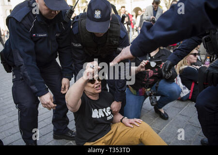 Warszawa, Mazowieckie, Polen. 6 Apr, 2019. Universitäten ein Aktivist, gesehen von der Straße weg von der Polizei mit Gewalt während des Protestes genommen wird.'' frei von Marxismus'' ein Protest gegen die Warschauer Universität ihre Opposition gegen die Aktivität von linksextremisten und andere Fälle von links Express-wing Indoktrination von polnischen Studenten. An der gleichen Stelle, Studenten, Linke und antifaschistische Aktivistinnen versammelten sich unter dem Motto "Hier lernen wir, nicht heil''. Beide Gruppen wurden von einem großen Polizei cordon getrennt. Credit: Attila Husejnow/SOPA Images/ZUMA Draht/Alamy leben Nachrichten Stockfoto