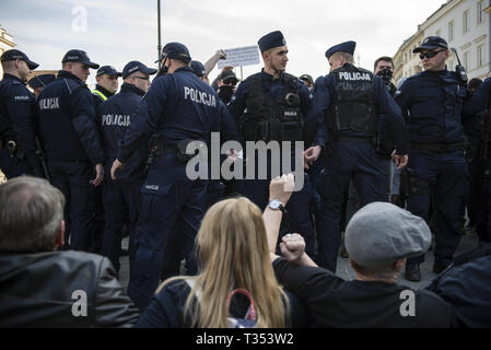 Warszawa, Mazowieckie, Polen. 6 Apr, 2019. Aktivisten gesehen blockieren den Weg der Nationalisten März." "Universitäten frei von Marxismus'' ein Protest gegen die Warschauer Universität ihre Opposition gegen die Aktivität von linksextremisten und andere Fälle von links Express-wing Indoktrination von polnischen Studenten. An der gleichen Stelle, Studenten, Linke und antifaschistische Aktivistinnen versammelten sich unter dem Motto "Hier lernen wir, nicht heil''. Beide Gruppen wurden von einem großen Polizei cordon getrennt. Credit: Attila Husejnow/SOPA Images/ZUMA Draht/Alamy leben Nachrichten Stockfoto