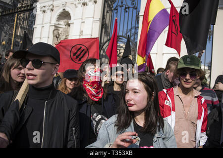 Warszawa, Mazowieckie, Polen. 6 Apr, 2019. Anit-Faschisten Studenten gesehen Schreien während des Protestes." "Universitäten frei von Marxismus'' ein Protest gegen die Warschauer Universität ihre Opposition gegen die Aktivität von linksextremisten und andere Fälle von links Express-wing Indoktrination von polnischen Studenten. An der gleichen Stelle, Studenten, Linke und antifaschistische Aktivistinnen versammelten sich unter dem Motto "Hier lernen wir, nicht heil''. Beide Gruppen wurden von einem großen Polizei cordon getrennt. Credit: Attila Husejnow/SOPA Images/ZUMA Draht/Alamy leben Nachrichten Stockfoto