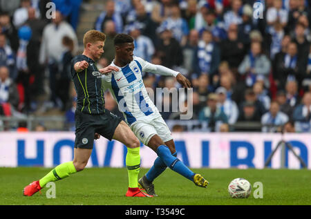 Wembley, London, UK. 06 Apr, 2019. Kevin De Bruyne von Manchester City und Yves Bissouma von Brighton & Hove Albion während der Emirate FA Cup Semi Final Match zwischen Manchester City und Brighton & Hove Albion im Wembley Stadium am 6. April 2019 in London, England. Credit: PHC Images/Alamy leben Nachrichten Stockfoto
