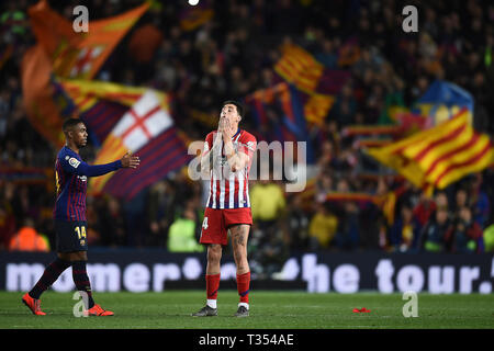 Barcelona, Spanien. 06 Apr, 2019. LaLiga 2018 / 2019 Datum 31. Barcelona-Atletico de Madrid. JosŽ Maria Gimenez von Atletico de Madrid reagiert nach Beendigung des Spiels während des Spiels Barcelona-Atletico de Madrid Credit: Pro Schüsse/Alamy leben Nachrichten Stockfoto