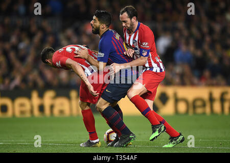 Barcelona, Spanien. 06 Apr, 2019. LaLiga 2018 / 2019 Datum 31. Barcelona-Atletico de Madrid. Luis Suarez des FC Barcelona, und Diego Godin von Atletico de Madrid während des Spiels Barcelona-Atletico de Madrid Credit: Pro Schüsse/Alamy leben Nachrichten Stockfoto