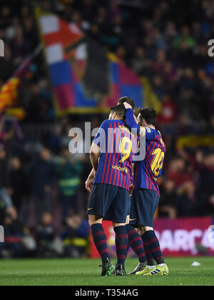 Barcelona, Spanien. 06 Apr, 2019. LaLiga 2018 / 2019 Datum 31. Barcelona-Atletico de Madrid. Luis Suarez und Lionel Messi vom FC Barcelona feiert den Sieg nach Beendigung des Spiels während des Spiels Barcelona-Atletico de Madrid Credit: Pro Schüsse/Alamy leben Nachrichten Stockfoto