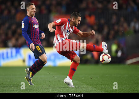 Barcelona, Spanien. 06 Apr, 2019. LaLiga 2018 / 2019 Datum 31. Barcelona-Atletico de Madrid. Koke Resurreccion von Atletico de Madrid und Arthur Melo des FC Barcelona während des Spiels Barcelona-Atletico de Madrid Credit: Pro Schüsse/Alamy leben Nachrichten Stockfoto