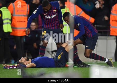 Barcelona, Spanien. 06 Apr, 2019. LaLiga 2018 / 2019 Datum 31. Barcelona-Atletico de Madrid. Luis Suarez vom FC Barcelona feiert sein Ziel (1-0) mit seinen Mannschaftskameraden Malcom Filipe und Nelson während des Spiels Barcelona-Atletico Semedo de Madrid Credit: Pro Schüsse/Alamy leben Nachrichten Stockfoto