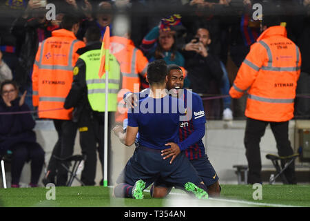 Barcelona, Spanien. 06 Apr, 2019. LaLiga 2018 / 2019 Datum 31. Barcelona-Atletico de Madrid. Luis Suarez vom FC Barcelona feiert sein Ziel (1-0) mit seinem Teamkollegen Malcom Filipe des FC Barcelona während des Spiels Barcelona-Atletico de Madrid Credit: Pro Schüsse/Alamy leben Nachrichten Stockfoto