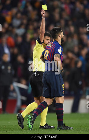 Barcelona, Spanien. 06 Apr, 2019. LaLiga 2018 / 2019 Datum 31. Barcelona-Atletico de Madrid. Luis Suarez vom FC Barcelona empfängt gelbe Karte nach dem Scoring Ziel während des Spiels Barcelona-Atletico de Madrid Credit: Pro Schüsse/Alamy leben Nachrichten Stockfoto