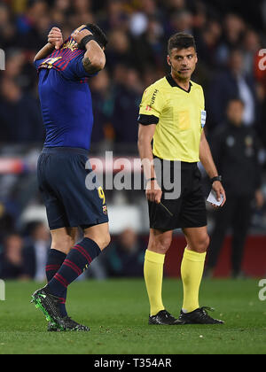 Barcelona, Spanien. 06 Apr, 2019. LaLiga 2018 / 2019 Datum 31. Barcelona-Atletico de Madrid. Luis Suarez vom FC Barcelona empfängt gelbe Karte nach dem Scoring Ziel während des Spiels Barcelona-Atletico de Madrid Credit: Pro Schüsse/Alamy leben Nachrichten Stockfoto