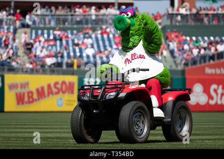 Philadelphia, Pennsylvania, USA. 6 Apr, 2019. Phillie Phanatic in Aktion während der MLB Spiel zwischen der Minnesota Twins und Philadelphia Phillies am Citizens Bank Park in Philadelphia, Pennsylvania. Christopher Szagola/CSM/Alamy leben Nachrichten Stockfoto