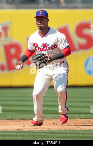 Philadelphia, Pennsylvania, USA. 6 Apr, 2019. Philadelphia Phillies shortstop Jean Segura (2) in Aktion während der MLB Spiel zwischen der Minnesota Twins und Philadelphia Phillies am Citizens Bank Park in Philadelphia, Pennsylvania. Christopher Szagola/CSM/Alamy leben Nachrichten Stockfoto