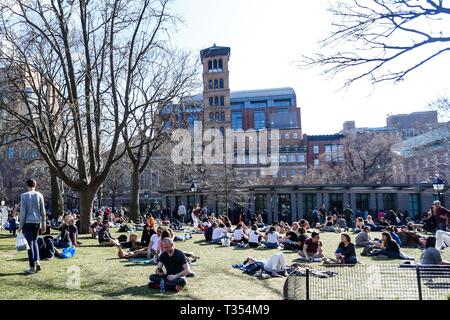 New York, USA. 06 Apr, 2019. Öffentliche genießt hohe Temperaturen am Washington Square Park in New York in den Vereinigten Staaten heute Nachmittag, Samstag. Credit: Brasilien Foto Presse/Alamy leben Nachrichten Stockfoto