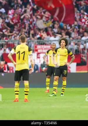 München, Deutschland. 06 Apr, 2019. Marco Reus, BVB 11, BVB 28 Axel WITSEL Thomas Delaney, BVB 6 Manuel AKANJI, BVB 16 traurig, FC BAYERN MÜNCHEN - BORUSSIA DORTMUND 5-0 - DFL-Bestimmungen verbieten die Verwendung von Fotografien als BILDSEQUENZEN und/oder quasi-VIDEO - 1. Deutsche Fussball Liga, München, 06.April 2019 Saison 2018/2019, Spieltag 28, FCB, München, BVB Fotograf: Peter Schatz Credit: Peter Schatz/Alamy leben Nachrichten Stockfoto