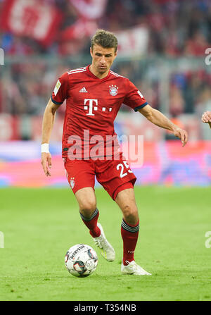 München, Deutschland. 06 Apr, 2019. Thomas Müller, Müller, FCB 25 FC BAYERN MÜNCHEN - BORUSSIA DORTMUND 5-0 - DFL-Bestimmungen verbieten die Verwendung von Fotografien als BILDSEQUENZEN und/oder quasi-VIDEO - 1. Deutsche Fussball Liga, München, 06.April 2019 Saison 2018/2019, Spieltag 28, FCB, München, BVB Fotograf: Peter Schatz Credit: Peter Schatz/Alamy leben Nachrichten Stockfoto