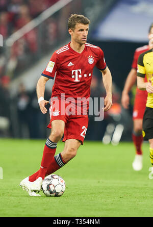München, Deutschland. 06 Apr, 2019. Thomas Müller, Müller, FCB 25 FC BAYERN MÜNCHEN - BORUSSIA DORTMUND 5-0 - DFL-Bestimmungen verbieten die Verwendung von Fotografien als BILDSEQUENZEN und/oder quasi-VIDEO - 1. Deutsche Fussball Liga, München, 06.April 2019 Saison 2018/2019, Spieltag 28, FCB, München, BVB Fotograf: Peter Schatz Credit: Peter Schatz/Alamy leben Nachrichten Stockfoto