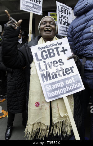 London, Großbritannien. 6 Apr, 2019. Eine Demonstrantin wird gesehen, Parolen, während Sie ein Plakat während der Demonstration. Demonstranten versammelten sich vor der Luxus Dorchester Hotel in London, Großbritannien, die durch den Sultan von Brunei Hassanal Bolkia besessen wird, zu protestieren und sie zu verurteilen, die neuen Anti-Terror-Gesetze in Lgbtiq vom Sultan gebracht. Credit: ZUMA Press, Inc./Alamy leben Nachrichten Stockfoto