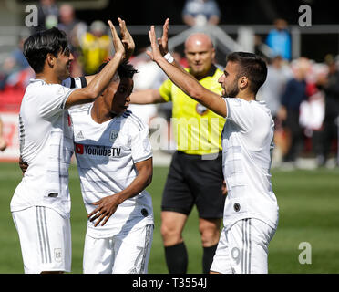 Washington DC, USA. 6 Apr, 2019. LAFC Vorwärts (10) Carlos Vela, LAFC Vorwärts/Mittelfeldspieler (7) Latif Segen und LAFC Vorwärts (9) Diego Rossi feiern ein Tor während einer MLS Fußball Match zwischen DC United und Los Angeles Football Club bei Audi Feld in Washington DC. Justin Cooper/CSM/Alamy leben Nachrichten Stockfoto