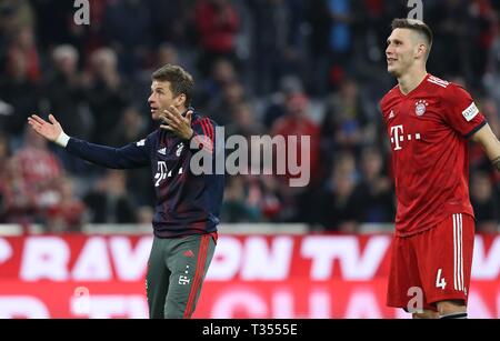 München München, Deutschland. 06 Apr, 2019. firo: 06.04.2019 Fußball, Fußball: 1. Bundesliga, Saison 2018/2019 FCB FC Bayern München Muenchen-BVB Borussia Dortmund 5:0 Finale Jubel, Jubel, Claps, winkt, FCB Thomas Muller, Mueller, FCB Niklas Sule, Suele, | Nutzung der weltweiten Kredit: dpa/Alamy leben Nachrichten Stockfoto