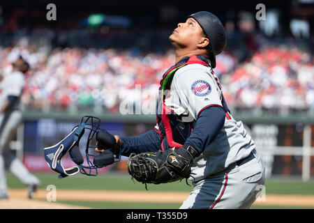 Philadelphia, Pennsylvania, USA. 6 Apr, 2019. Minnesota Twins catcher Willians Astudillo (64), die in Aktion während der MLB Spiel zwischen der Minnesota Twins und Philadelphia Phillies am Citizens Bank Park in Philadelphia, Pennsylvania. Christopher Szagola/CSM/Alamy leben Nachrichten Stockfoto