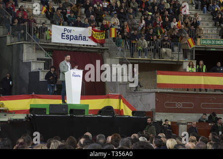 Leganes, Spanien. 6 Apr, 2019. Der Führer von Vox, Santiago Abascal beobachtet, als er während der Veranstaltung. Vox, rechtsextremen Partei und zukünftige neue Partei auf dem Kongress der Abgeordneten, den Umfragen zufolge, stellt in Leganes die regionalen Führer für die bevorstehenden allgemeinen Wahlen in Spanien und stellt einen Teil ihres politischen Programms. Credit: Lito Lizana/SOPA Images/ZUMA Draht/Alamy leben Nachrichten Stockfoto