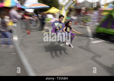 Pacific Grove, Kalifornien, USA, 6. April, 2019 Szenen aus dem traditionellen jährlichen "die guten alten Tage" Festival auf der Hauptstraße in Pacific Grove - Leuchtturm. Stockfoto