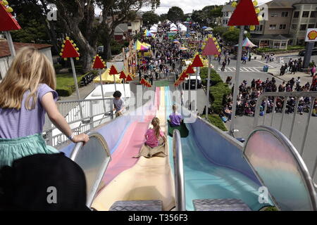 Pacific Grove, Kalifornien, USA, 6. April, 2019 Szenen aus dem traditionellen jährlichen "die guten alten Tage" Festival auf der Hauptstraße in Pacific Grove - Leuchtturm. Stockfoto