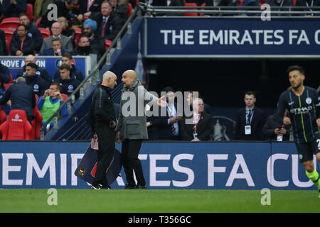 London, Großbritannien. 06 Apr, 2019. Pep Guardiola, der Manager von Manchester City argumentiert mit dem 4. offiziellen. Die Emirate FA Cup, Halbfinale, Manchester City v Brighton & Hove Albion im Wembley Stadion in London am Samstag, den 6. April 2019. Dieses Bild dürfen nur für redaktionelle Zwecke verwendet werden. Nur die redaktionelle Nutzung, eine Lizenz für die gewerbliche Nutzung erforderlich. Keine Verwendung in Wetten, Spiele oder einer einzelnen Verein/Liga/player Publikationen. pic von Andrew Obstgarten/Andrew Orchard sport Fotografie/Alamy Live news Credit: Andrew Orchard sport Fotografie/Alamy leben Nachrichten Stockfoto