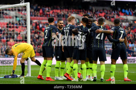 London, Großbritannien. 06 Apr, 2019. Manchester City Spieler feiern die Eröffnung Ziel von Gabriel Jesus (#33) Während der FA-Cup Halbfinale zwischen Manchester City und Brighton und Hove Albion im Wembley Stadion in London, Großbritannien am 6. April 2019. Manchester City gewann 1:0. Für die redaktionelle Verwendung. Nicht FÜR DEN VERKAUF FÜR MARKETING ODER WERBEKAMPAGNEN. Keine VERWENDUNG MIT NICHT AUTORISIERTEN Audio-, Video-, Daten-, SPIELPLÄNE, Verein/LIGA LOGOS ODER "LIVE" Dienstleistungen. IN-MATCH VERWENDUNG BESCHRÄNKT AUF 45 Bilder, kein Video EMULATION ONLINE. Keine VERWENDUNG IN Wetten, Spiele oder einzelne Verein/Liga/PLAYER PUBLIKATIONEN. (Xinh Quelle: Xinhua/Al Stockfoto