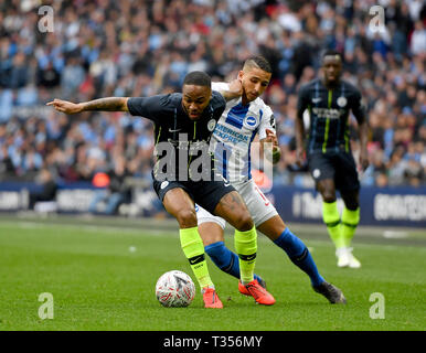 London, Großbritannien. 06 Apr, 2019. Von Manchester City Raheem Sterling (L) erhält von Brighton Anthony Knockaert (R) während der FA-Cup Halbfinale zwischen Manchester City und Brighton und Hove Albion im Wembley Stadion in London, Großbritannien am 6. April 2019. Manchester City gewann 1:0. Für die redaktionelle Verwendung. Nicht FÜR DEN VERKAUF FÜR MARKETING ODER WERBEKAMPAGNEN. Keine VERWENDUNG MIT NICHT AUTORISIERTEN Audio-, Video-, Daten-, SPIELPLÄNE, Verein/LIGA LOGOS ODER "LIVE" Dienstleistungen. IN-MATCH VERWENDUNG BESCHRÄNKT AUF 45 Bilder, kein Video EMULATION ONLINE. Keine VERWENDUNG IN Wetten, Spiele oder einzelne Verein/Liga/PLAYER PUBLICA Quelle: Xinhua/Al Stockfoto
